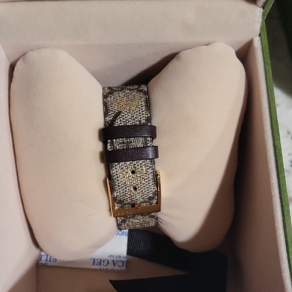 Gucci Gold and Brown Women's Watch - Picture 2 of 3